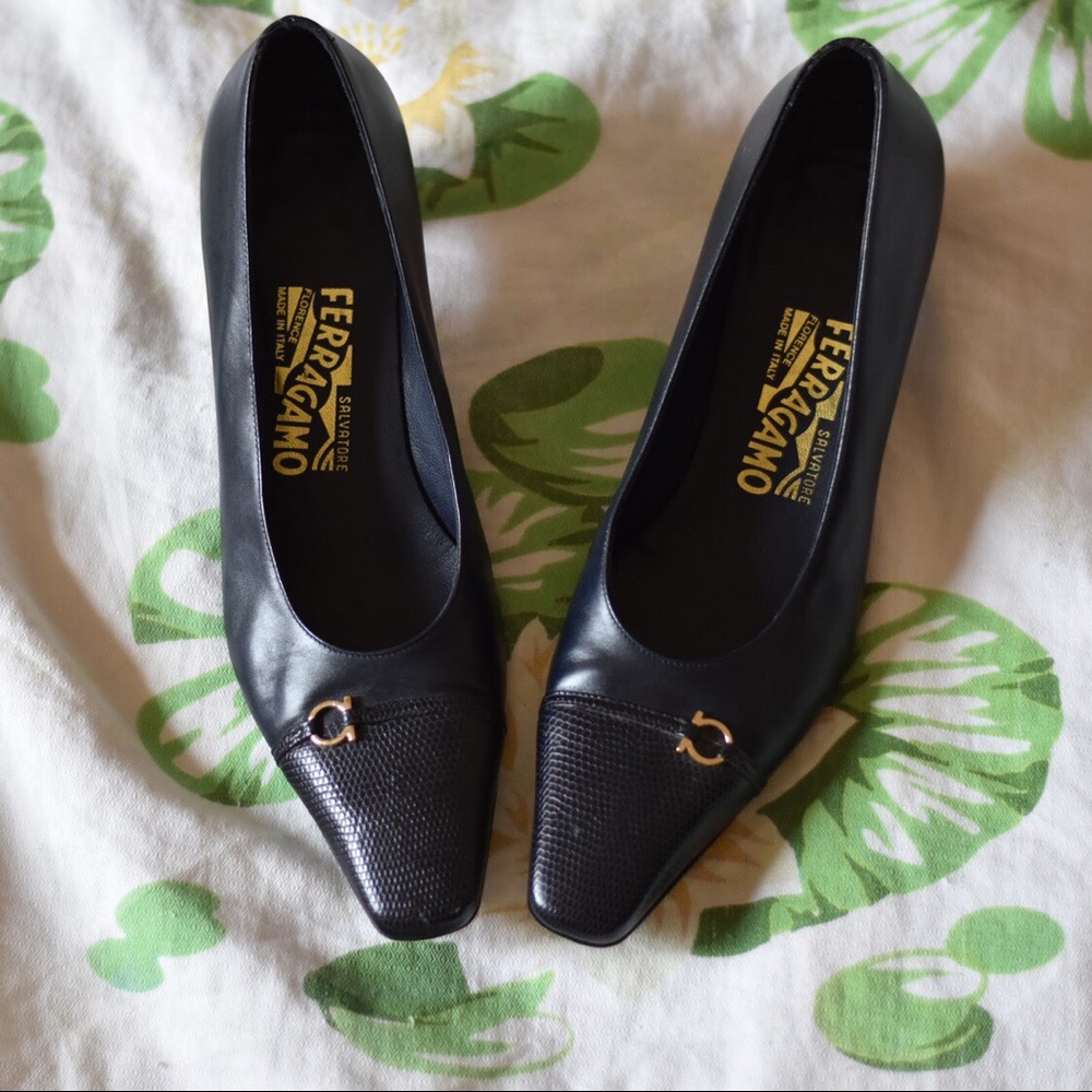 Vintage navy Ferragamo pumps
